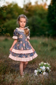 Платье для девочки Розочка (синее в цветочек с розовыми оборками)